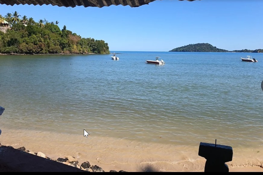 Vue sur la mer et les bateaux devant Piscine Bimoko