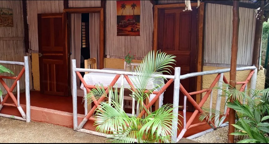 Terrasse du bungalow, façade en matériaux naturels et végétation